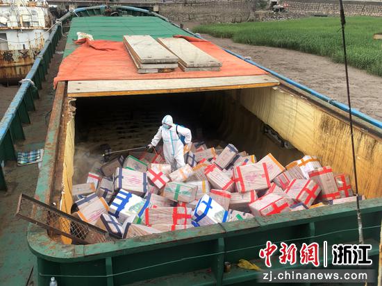卷烟查获现场。  许建兵供图