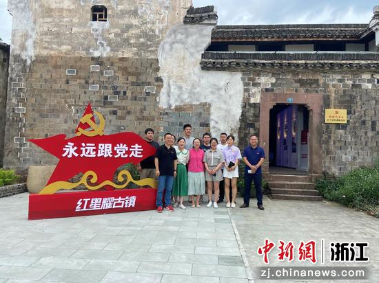 青年干部参观金东区村干部精神陈列馆。 杨玮供图