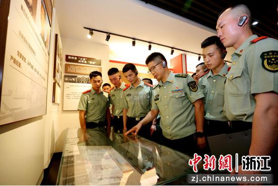 官兵到浙江省法纪教育基地参观见学。 陈志法供图