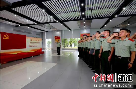 官兵重温入党誓词。 陈志法供图