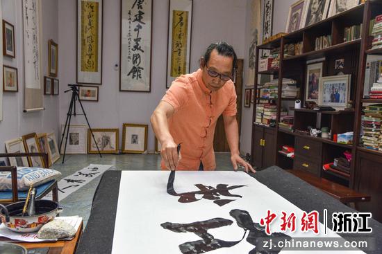 唐建中在书法工作室挥毫泼墨 范宇斌供图