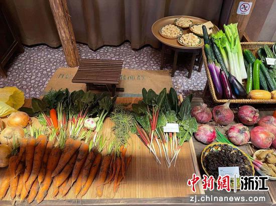 现场展出的经丝绸之路来到中国的蔬菜。 童笑雨供图