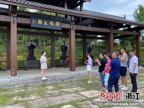 青年干部参观金东区村干部精神陈列馆。 杨玮供图