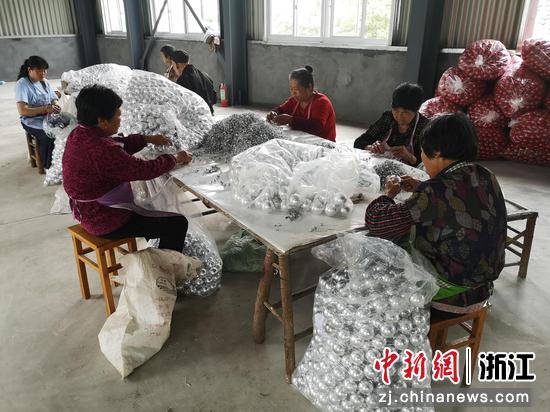 浙江黄岩上郑乡一处“红磐石”党建联盟“小橘灯”暖心工坊 范宇斌供图