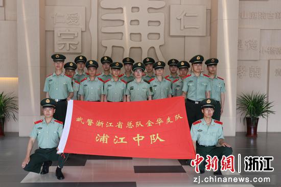 武警官兵走进“江南第一家”廉政文化教育基地。 吴永杰供图
