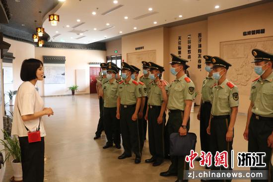 武警官兵走进“江南第一家”廉政文化教育基地。