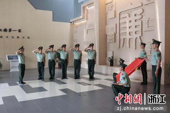 武警官兵走进“江南第一家”廉政文化教育基地。 吴永杰供图