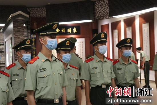 武警官兵走进“江南第一家”廉政文化教育基地。