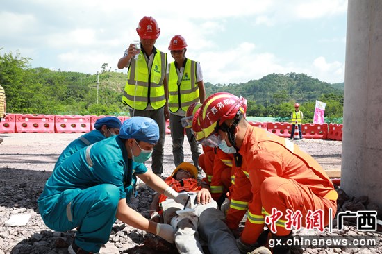 消防员、医护人员对伤员进行救援（模拟演练） 赵浩钧 摄