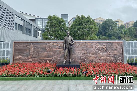 梁柏台像  项菁 摄