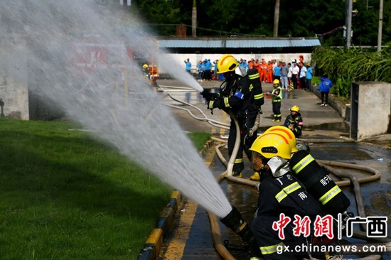 图为：消防应急演练活动现场 潘志安 摄