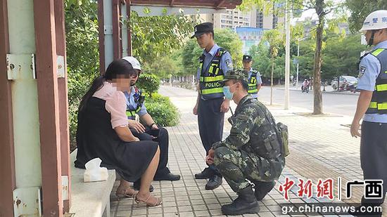 6月19日，巡逻官兵耐心对女子进行劝说。周立恒 徐世立  供图