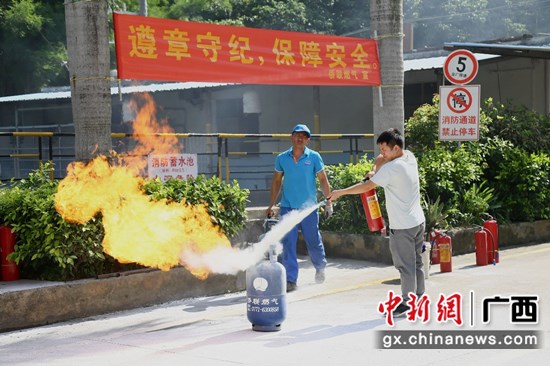 图为：企业工作人员正在进行火灾扑救潘志安 摄