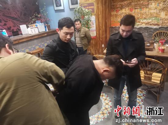 抓捕现场。  杨熙瑾 摄