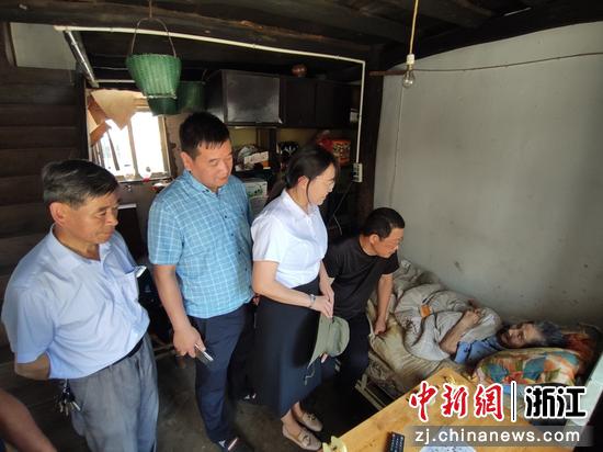农村法律顾问走访困难家庭，为其办理法律援助  王彬 摄