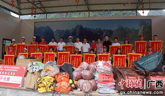 古棠村党史学习教育暨志愿服务公益行，为古棠村送上价值8万元的物资。周理  供图