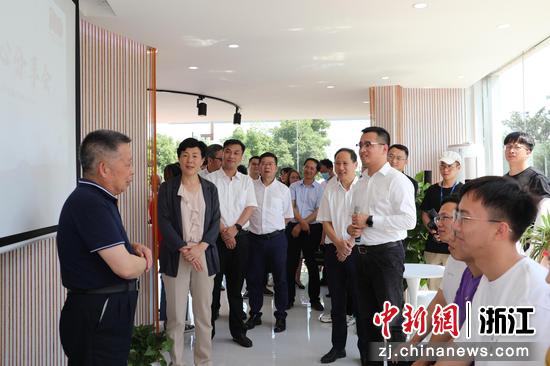 湖州市委常委、宣传部长范庆瑜（左二）现场调研  王凌云 摄