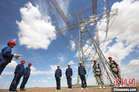 国网新疆电力有限公司带电作业人员正在进行作业前的安全交底。　张利民　摄