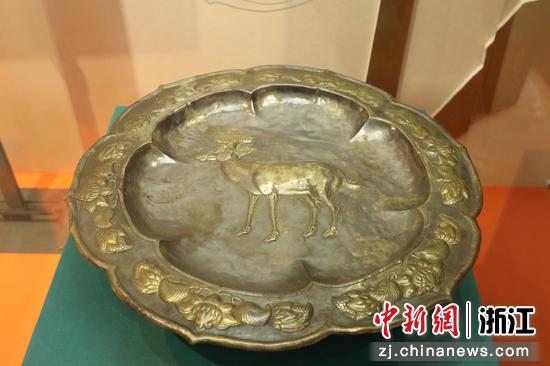 河北博物院一级文物鎏金芝鹿纹三足银盘。浙江自然博物院提供