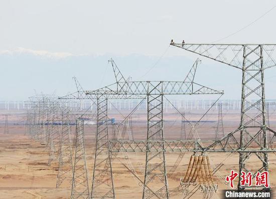 位于新疆哈密的±1100千伏昌吉古泉特高压直流输电线路。　张利民 摄