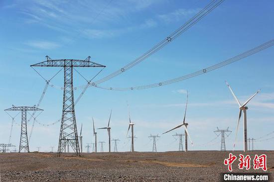 位于新疆哈密的±800千伏哈密南－郑州特高压直流输电线路。　张利民 摄