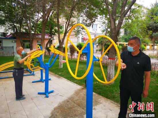 在昌吉市粮泰小区，居民正在健身器材锻炼。　刘华 摄