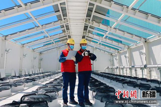 昌吉换流站运行人员王振、冯晨阳开展大负荷期间极1高端阀冷系统检查。