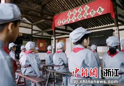 孩子们身穿红军服，进行红色之旅  杨明供图
