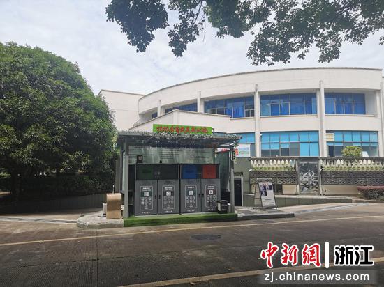 三江街道一处垃圾分类投放点。许福新 摄