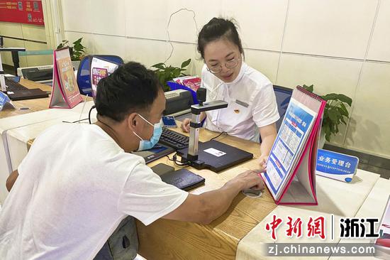 宁波移动营业厅客户服务现场。陈文嫣 摄