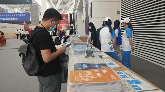 在国家会展中心（天津）里，《购天津·消费指南》免费供参展商及观众取阅。 天津市商务局 供图