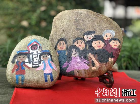 开化乡村儿童郑芸熙石头画之《全家福》。汪东福 摄