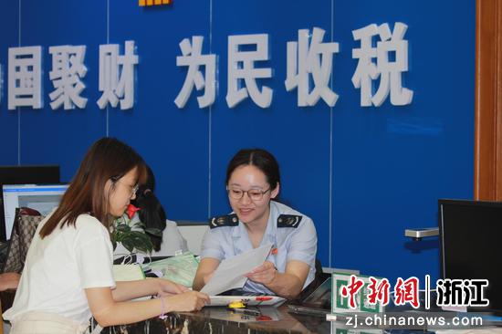 税务服务现场。左林俊 摄