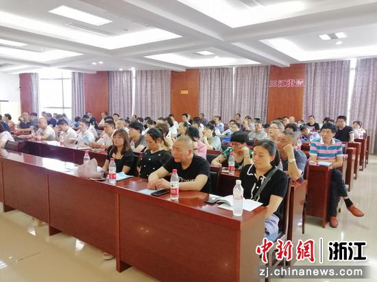 三江街道生活垃圾分类培训会现场。许福新 摄