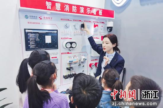 5G应用体验现场。陈文嫣 摄