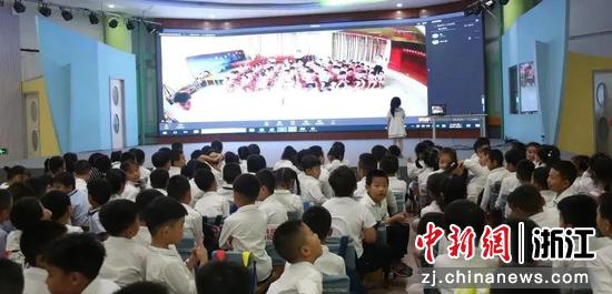 两地视频连线  吕小英 摄