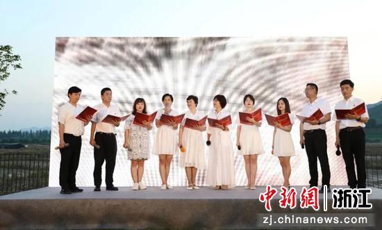 浙江省文化和旅游厅旅游类社会组织党总支朗诵《大写的中国》。 闻丽娜 摄