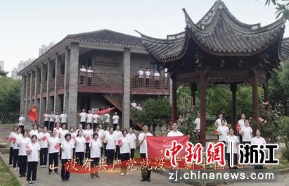 共唱红歌  杨明供图