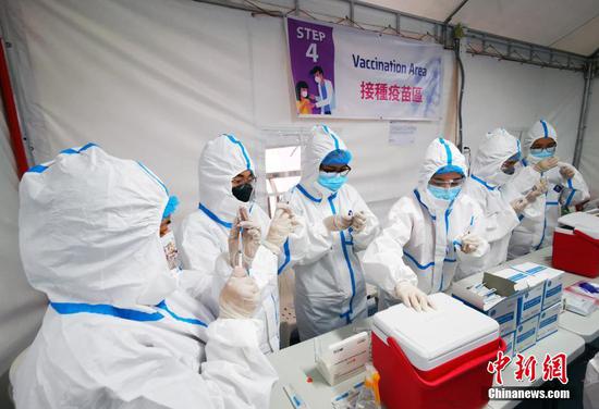 当地时间6月25日，菲律宾中华崇仁总医院开始施打菲律宾华社采购的中国疫苗。 中新社记者 关向东 摄