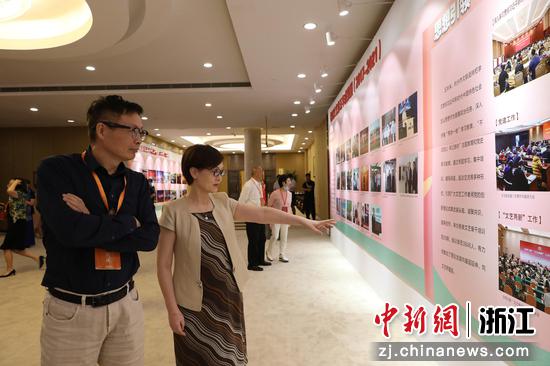与会领导和嘉宾观看展览。杭州市文联供图