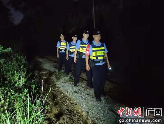 图为执勤民警深夜沿着边境小路巡逻。黄高林  摄
