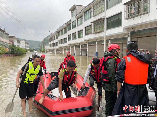 图为开阳县消防员营救被困民众。