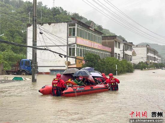 图为开阳县消防员营救被困民众。