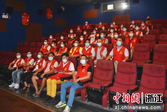 流动党员集中观看红色电影。吴雁冰 摄