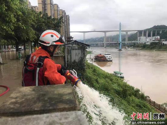 图为思南县消防员在疏通积水。