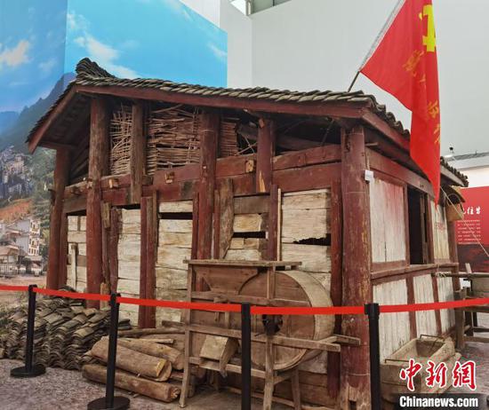 图为贵州脱贫攻坚成就展展示的木屋。　周燕玲 摄