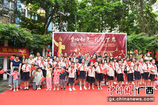 图为参加活动人员合影 林浩 摄