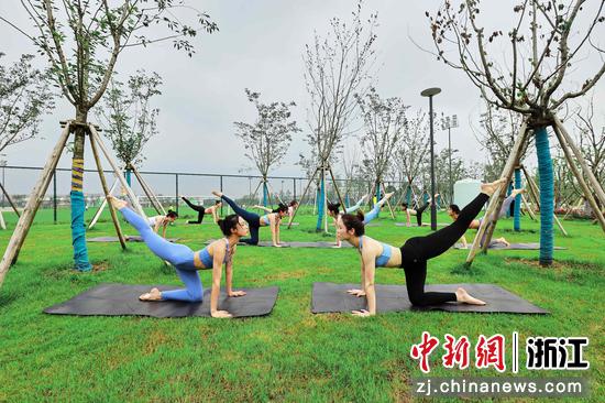 在公园内练习瑜伽  徐庭娴供图