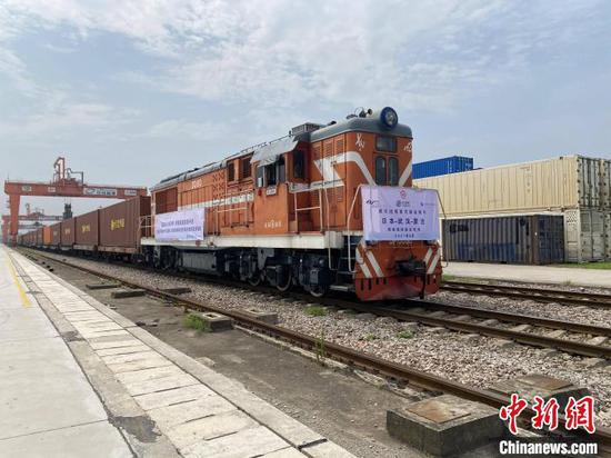 29日上午，武汉至蒙古国乌兰巴托“海铁联运”汽车专列发车　段江城　摄