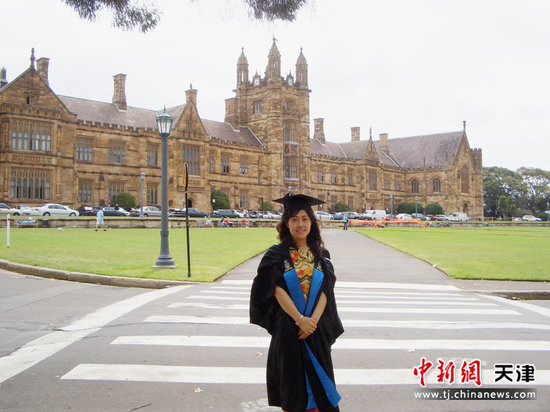 荣薇悉尼大学硕士毕业照。 受访者供图